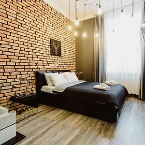 Leo Main Square Apartment